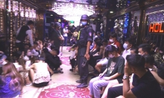 Đột kích quán karaoke Hollywood, phát hiện quản lý cùng nhân viên mua bán ma túy 