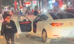 Hà Nội: Điều tra vụ nam thanh niên lái Mazda 3, cầm dao quắm chém lốp xe bus
