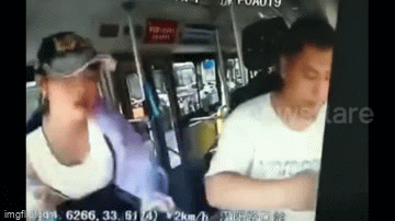 Video: Phẫn nộ trước cảnh người phụ nữ dùng chân đạp vào mặt tài xế xe bus
