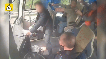 Video: Thấy chuyện bất bình, nam thanh niên tung cước đánh khách trên xe bus