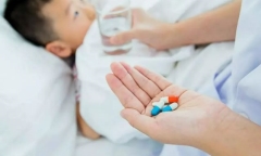 Bé trai 1 tuổi nhập viện vì tiểu ra máu, bác sĩ cảnh báo căn bệnh tưởng chỉ có ở người lớn