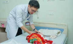 Mắc dị tật hiếm gặp, bé 3 ngày tuổi vỡ màng tủy lưng phải phẫu thuật gấp