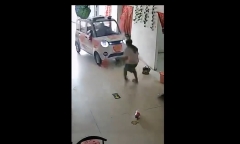 Clip: Kinh hoàng khoảnh khắc bé gái lao như