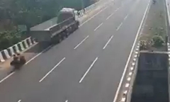 Clip: Đâm vào đuôi xe tải, 2 mẹ con đi xe máy tử vong thương tâm