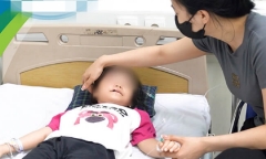Vụ bé gái bị chó thả rông tấn công: Người mẹ bủn rủn khi nhìn thấy con