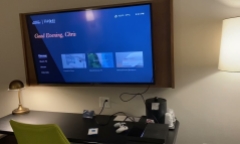 Tại sao cần rút phích cắm TV ngay khi nhận phòng khách sạn?