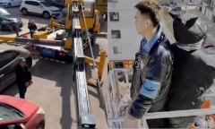 Mẹ chồng thuê xe cẩu đưa con dâu sau sinh lên nhà khiến dân mạng xôn xao