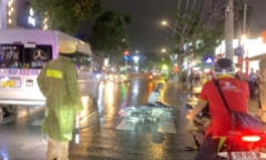 Thương tâm hiện trường vụ tai nạn xe máy va chạm xe khách ở TP.HCM, nam sinh viên tử vong