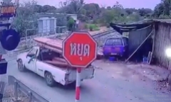 Kinh hoàng cảnh xe bán tải bị tàu hất văng ra xa