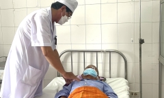 Cứu sống cụ ông 75 tuổi nguy kịch do hóc xương gà