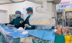 Cảm động: Clip cụ ông 72 tuổi bị ung thư gan vừa được phẫu thuật vừa hát