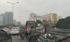 Hiện trường vụ tai nạn trên cầu vượt Mai Dịch, tài xế xe ôm công nghệ tử vong