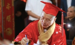 Động thái của trường đại học đầu tiên cấp bằng cử nhân cho ông Vương Tấn Việt