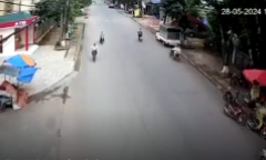 Va chạm kinh hoàng khiến ô tô lật ngửa, đè lên xe đạp