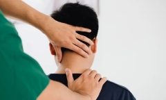 Sau buổi mát xa cổ vai gáy, người đàn ông ở Trung Quốc bất ngờ liệt cả hai chân