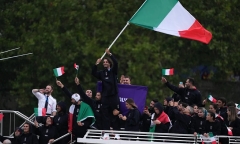 VĐV cầm cờ Italy rơi nhẫn cưới xuống sông, cuống cuồng viết tâm thư gửi vợ