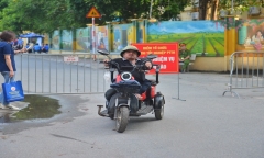 Xúc động câu chuyện cha cùng con trai bị xương thủy tinh đưa nhau đi thi tốt nghiệp THPT