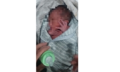 Bé sơ sinh bị bỏ rơi bên đường giữa đêm