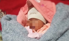 Phát hiện bé sơ sinh bị bỏ rơi trước cửa nhà dân