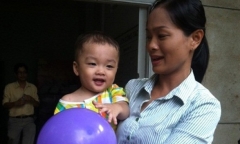 Phó giám đốc Vinasun đến thăm bé trai bị bỏ rơi trên taxi