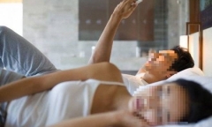 Vợ suy sụp khi biết lý do chồng cả ngày ôm điện thoại, đi tắm cũng không rời
