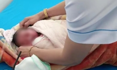 Bé trai sơ sinh được quấn áo khoác đỏ, còn nguyên dây rốn bị bỏ rơi