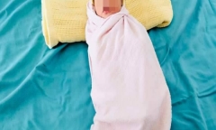 Nghe tiếng trẻ em khóc lúc nửa đêm, người dân hoảng hốt phát hiện bé gái còn dây rốn bị bỏ rơi