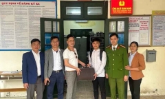 Nhặt được 600 triệu đồng trên đường đi học về, nam sinh trả lại người đánh rơi
