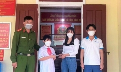 Hai chị em nhặt được chiếc ví có gần 20 triệu đồng, đến công an tìm người đánh rơi