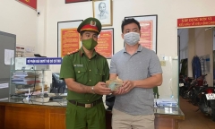 Đại úy công an trả lại 300 triệu đồng cho người đánh rơi