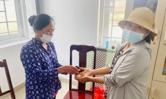 Tin thời sự mới nóng nhất 6/7: Người phụ nữ quét rác trả lại túi tài sản 300 triệu đồng