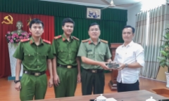Hai chiến sĩ công an ở Vĩnh Long nhặt được 350 triệu đồng, trả người đánh rơi 