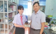 Nữ sinh lớp 7 nhặt được gần 10 triệu đồng, trả cho người đánh rơi 