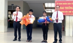 Tuyên dương hai học sinh lớp 5 trả hơn 100 triệu đồng cho người đánh rơi