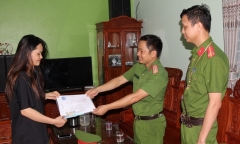 Thi tốt nghiệp THPT 2023: Công an trao trả giấy tờ dự thi cho thí sinh đánh rơi