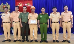 Bạc Liêu: Tặng giấy khen cho 2 cán bộ công an trả lại ví tiền cho người đánh rơi