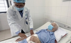 Cứu sống cụ ông bị tắc ruột do nuốt quả chà là