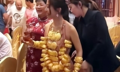 Cô dâu đeo 42 cây vàng đi tiếp khách nhưng cách ăn mặc mới khiến dân tình xôn xao