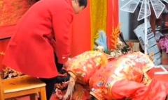 Chú rể quỳ khóc trước một người phụ nữ trong đám cưới, lý do khiến dân tình xôn xao