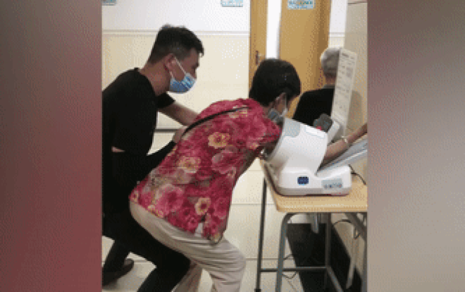 Mẹ già phải khom lưng đo huyết áp, con trai lập tức làm một việc xúc động