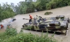 Hình ảnh xe tăng lội nước cứu ô tô mắc kẹt giữa dòng nước ở Vĩnh Phúc gây xôn xao
