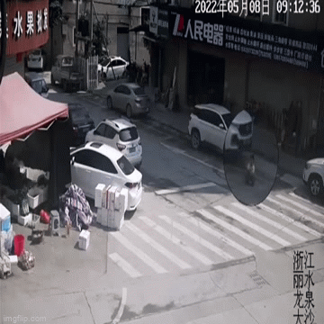 Bé trai thoát chết khó tin sau khi bị ô tô đâm trúng và cuốn vào gầm xe