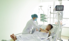 Thiếu niên 16 tuổi chấn thương nghiêm trọng do áo mưa cuốn vào bánh xe