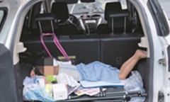 Bố đơn thân bị nghi là kẻ bắt cóc khi để con gái ngủ trong cốp xe