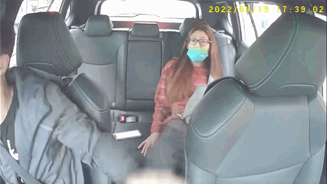 Clip: Nổi điên vì bị nhắc nhở, cô gái dí sát chân trần vào mặt nam tài xế