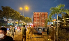 Vụ container lùi trên lề đường, cán tử vong người đàn ông ở Bình Dương: Tài xế nói gì?