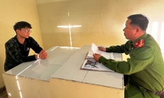 Đang chở bạn gái đi chơi, nam thanh niên rút dao đâm chết người khi bị chặn đầu xe