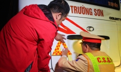 CSGT xuyên đêm hướng dẫn tài xế cách xử lý sự cố trên cao tốc và dán phản quang cho xe