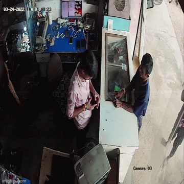 Video: Chủ cửa hàng sửa chữa kinh hãi vứt vội chiếc điện thoại bốc lửa đỏ rực