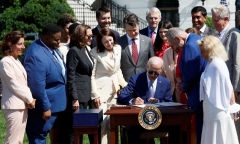 Tổng thống Joe Biden ký dự luật 52 tỷ USD, cạnh tranh chất bán dẫn với Trung Quốc